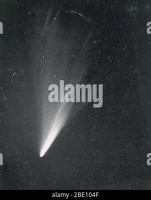 Cometa West fotografato dall'Osservatorio di Lick nel 1976 marzo. Comet West, ufficialmente conosciuto come C/1975 V1, 1976 VI e 1975n, era una cometa impressionante che a volte è stato considerato per qualificarsi per lo status di grande cometa. Una grande cometa è una cometa che diventa eccezionalmente luminosa; non c'è una definizione ufficiale, spesso il termine sarà attaccato a comete che diventano abbastanza luminose da essere notate da osservatori casuali che non sono attivamente alla ricerca di loro, e diventare ben noto al di fuori della comunità astronomica. Le grandi comete sono rare; in media ne comparirà una sola in un decennio. Mentre le comete sono Foto Stock