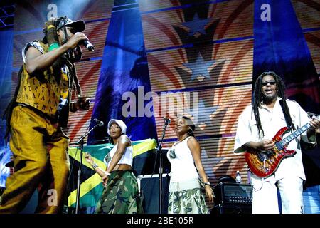 Steel Pulse si esibisce presso l'Farm Aid 2006 presso il Centro tweeter di Camden N.J. il 30 settembre 2006. PCredit: Scott Weiner/MediaPunch. Foto Stock