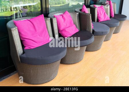 Moderno divano con cuscino rosa, sullo sfondo del cafe'. Foto Stock