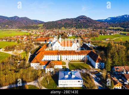 Benediktbeuern monastero e villaggio Benediktbeuern, Toelzer Land, drone registrazione, colline alpine, alta Baviera, Baviera, Germania Foto Stock