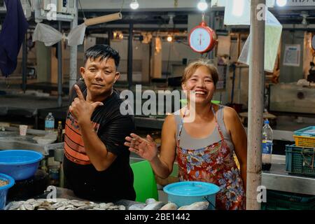 Boracay, Filippine - 22 gennaio 2020: Venditori di mercato del pesce sull'isola di Boracay. Foto Stock