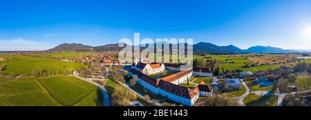 Panorama del monastero di Benediktbeuern, a sinistra Bichl, dietro Benediktbeuern e Benediktenwand, Toelzer Land, foto droni, ai piedi delle Alpi, superiore Foto Stock