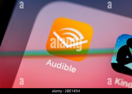 App Audible, audiolibri, icona, logo, display, iPhone, telefono cellulare, smartphone, iOS, registrazione macro, dettagli, formato completo Foto Stock