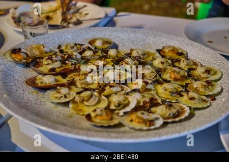 Boracay, Filippine - 22 gennaio 2020: Capesante in salsa all'aglio al mercato del pesce sull'isola di Boracay Foto Stock