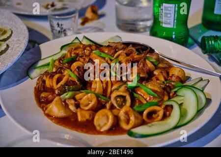 Boracay, Filippine - 22 gennaio 2020: Calamari in salsa di pomodoro al mercato del pesce sull'isola di Boracay Foto Stock