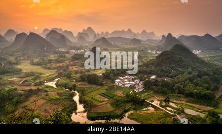 Vista di BirdsEye di lussureggianti montagne di calcare verde e campi agricoli di Guilin, Cina. Foto Stock