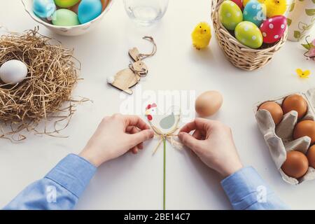 Una persona che lega il nodo sul pollo decorato. Foto Stock