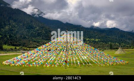 Bandiere tibetane di preghiera sul prato verde della valle di montagna Foto Stock