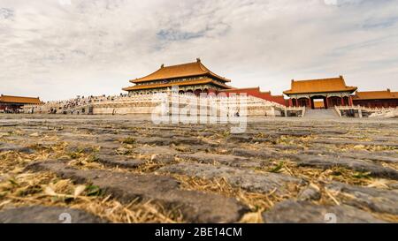 La vista a basso e largo angolo del cortile e la sala di suprema armonia in città proibita, Pechino, Cina. Foto Stock