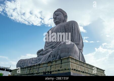 Una grande statua del Buddha vicino al tempio di Mahabodhi a Bodh Gaia, Bihar stato dell India Foto Stock