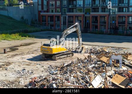 Agosto 18 2019 - Calgary Alberta Canada - Attrezzature per l'edilizia demolita Foto Stock