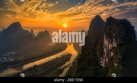 Sunrise paesaggio di belle li fiume e colline calcaree a Yangshuo, Guilin, Cina. Foto Stock