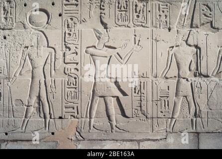 Bas-Relief del faraone Ramesse II che consegna il sacrificio di Maat a Dio Amun Ra, muro esterno del tempio di Karnak, Luxor, Egitto Foto Stock