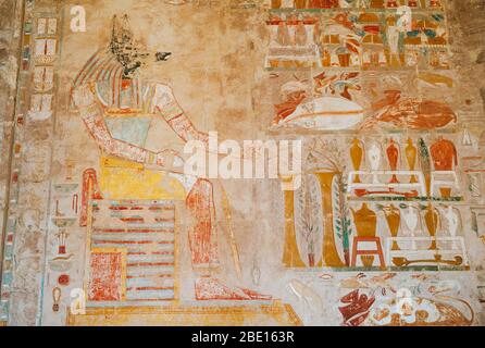 Cappella di Anubis nel Tempio mortuario della Regina Hatshepsut, antico fresco del Jackal capeggiato Dio di Mummificazione in Deir El-Bahari, Egitto Foto Stock