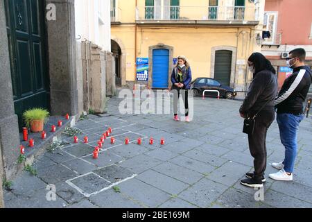 Fedeli laici, il Venerdì Santo, nel cortile della Chiesa del corpo di Cristo delle candele e del grano come segno di rinascita nel giorno di Pasqua Foto Stock