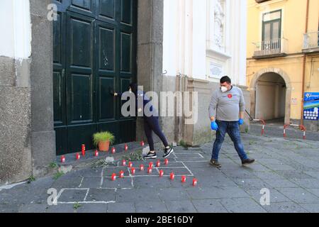 Fedeli laici, il Venerdì Santo, nel cortile della Chiesa del corpo di Cristo delle candele e del grano come segno di rinascita nel giorno di Pasqua Foto Stock