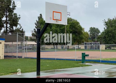 Los Angeles, Stati Uniti. 09 Aprile 2020. Los Angeles, Stati Uniti. Aprile 09 2020: Generale visione generale di campo di pallacanestro chiuso con il bordo e la rete rimossi a Obregon Park in mezzo al coronavirus globale COVID-19 pandemic, Giovedi, 9 aprile 2020, a Los Angeles. (Foto di IOS/Espa-Images) Credit: Agenzia europea per le foto sportive/Alamy Live News Foto Stock