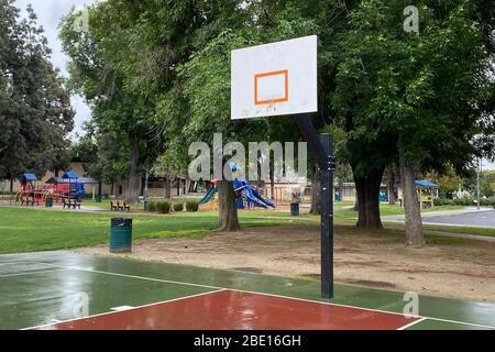 Los Angeles, Stati Uniti. 09 Aprile 2020. Los Angeles, Stati Uniti. Aprile 09 2020: Generale visione generale di campo di pallacanestro chiuso con il bordo e la rete rimossi a Obregon Park in mezzo al coronavirus globale COVID-19 pandemic, Giovedi, 9 aprile 2020, a Los Angeles. (Foto di IOS/Espa-Images) Credit: Agenzia europea per le foto sportive/Alamy Live News Foto Stock