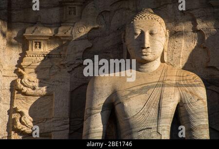 Antica città di Polonnaruwa, Buddha seduto in meditazione al Tempio di Gal Vihara Rock (Gal Viharaya), Patrimonio dell'Umanità dell'UNESCO, Sri Lanka, Asia. Foto Stock