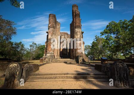 Antica città di Polonnaruwa, foto di una statua di Buddha a Lankatilaka Gedige, sito patrimonio dell'umanità dell'UNESCO, Sri Lanka, Asia Foto Stock