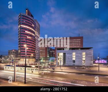 ROTTERDAM-13 MARZO 2020. Architettura moderna in Piazza Wilhelmina, Kop van Zuid. La zona industriale di docklands di Kop van Zuid risviluppata. Foto Stock