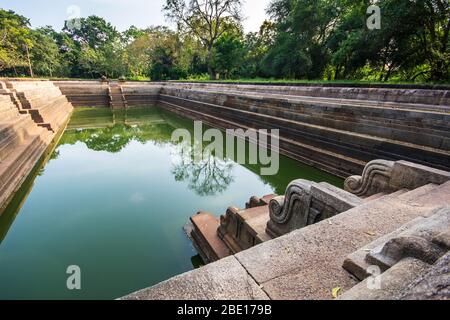 Uno dei migliori esemplari di vasche da bagno o piscine nell'antico Sri Lanka è il paio di piscine conosciuto come Kuttam Pokuna. Foto Stock