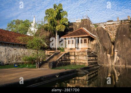 Isurumuniya è un tempio buddista situato vicino alla Tissa Wewa in Anuradhapura, Sri Lanka. Ci sono quattro sculture di particolare interesse in questo Vihar Foto Stock