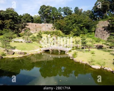 Kanazawa, Giappone - 28 settembre 2015: Giardino giapponese tradizionale (giardino Gyokusen-in) sul terreno dello storico castello di Kanazawa Foto Stock