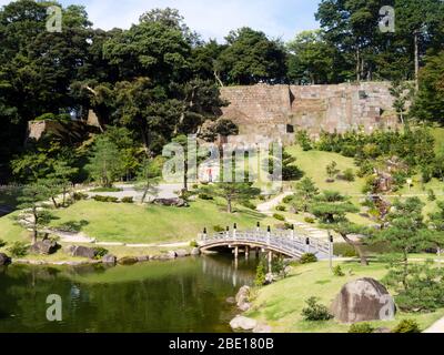 Kanazawa, Giappone - 28 settembre 2015: Giardino giapponese tradizionale (giardino Gyokusen-in) sul terreno dello storico castello di Kanazawa Foto Stock