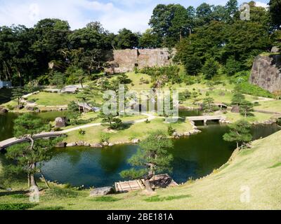 Kanazawa, Giappone - 28 settembre 2015: Giardino giapponese tradizionale (giardino Gyokusen-in) sul terreno dello storico castello di Kanazawa Foto Stock