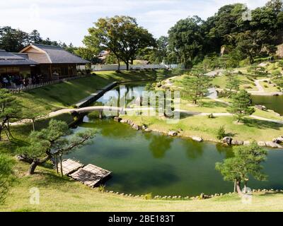 Kanazawa, Giappone - 28 settembre 2015: Giardino giapponese tradizionale (giardino Gyokusen-in) sul terreno dello storico castello di Kanazawa Foto Stock