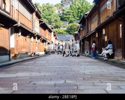 Kanazawa, Giappone - 28 settembre 2015: Turisti che passeggiano lungo le file delle case giapponesi tradizionali nel vecchio quartiere di Heisha di Higashi Chaya Foto Stock