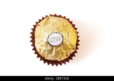 Melbourne, Australia circa febbraio 2020: Vista dall'alto del cioccolato Ferrero Rocher isolato su sfondo bianco con fuoco poco profondo. Foto Stock