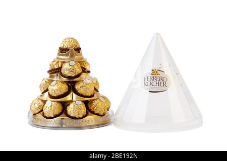 Melbourne, Australia circa febbraio 2020: Festa cono Ferrero Rocher scatola di cioccolato aperta con coperchio isolato su sfondo bianco Foto Stock