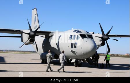 Elementi unitari del North Dakota Air National Guard, Fargo, N.D. ottengono il loro primo sguardo a una C-27J Spartan aeromobile all'atterraggio ott. 14, a Hector International Airport a Fargo, ND. Il C-27J è un mid-range, multifunzionale e interoperabili aeromobile è in grado di eseguire logistico di ri-alimentazione evacuazione medica, movimento di truppa, airdrop, le operazioni di assistenza umanitaria e homeland security missioni per gli Stati Uniti Air Force. Foto Stock