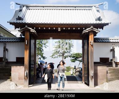 Kanazawa, Giappone - 28 settembre 2015: I turisti che entrano nelle porte dello storico castello di Kanazawa Foto Stock