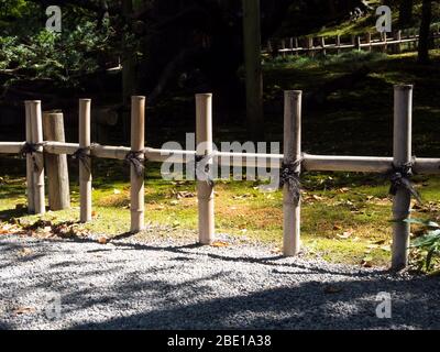 Recinzione di bambù in giardino giapponese tradizionale - giardino di Kenrokuen, Kanazawa, Giappone Foto Stock