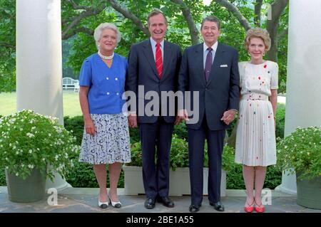 8/11/1988 ritratto ufficiale del Presidente Reagan, Nancy Reagan, Vice Presidente Bush e Barbara Bush sulla Casa Bianca colonnato Foto Stock
