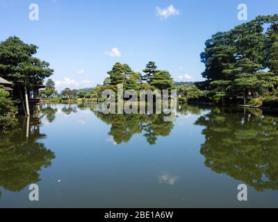 Kanazawa, Giappone - 28 settembre 2015: Kasumi stagno nel giardino di Kenrokuen Foto Stock