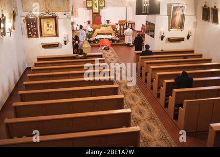 TYMOWA, POLONIA - 10 APRILE 2020. La liturgia della Passione nella Chiesa nostra Signora della Regina durante il Venerdì Santo. Sacerdote sdraiato sul pavimento. A causa del pandemi Foto Stock