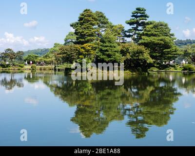 Kanazawa, Giappone - 28 settembre 2015: Kasumi stagno nel giardino di Kenrokuen Foto Stock