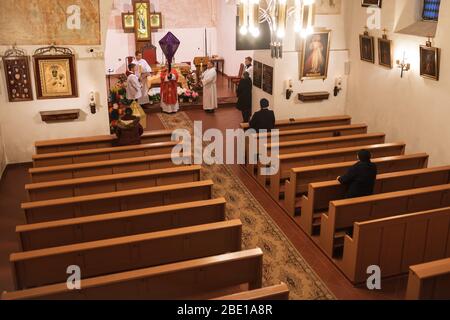 TYMOWA, POLONIA - 10 APRILE 2020. La liturgia della Passione nella Chiesa nostra Signora della Regina durante il Venerdì Santo. Sacerdote che detiene il crocifisso. A causa della pandemia Foto Stock