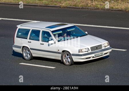 Anni '1994 90 Novanta Volvo 850 S Auto bianca; veicoli in movimento per il traffico veicolare, veicoli che guidano su strade del Regno Unito, motori, motori sull'autostrada M6 Foto Stock