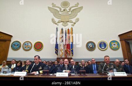 US Navy (USN) alti funzionari comparire davanti la casa Comitato delle Forze Armate per dare testimonianza e rispondere alle domande riguardanti l'anno fiscale 2007 di Difesa Nazionale autorizzazione richiesta di budget. Foto di primo piano da sinistra a destra: Capo di operazioni navali (CNO) USN Admiral (ADM) Michael G. MULLEN, segretario della Marina (SECNAV), gli onorevoli Donald C. Inverno e Comandante del Corpo dei Marines (CMC) US Marine Corps (USMC) Generale (GEN) Michael W. Hagee. Foto Stock