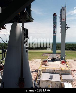 (Sinistra) un solido rocket booster è sollevato per l'installazione sul Boeing Delta 7326 a razzo che lancerà nello spazio profondo 1 in corrispondenza della piazzola di lancio 17A Cape Canaveral Air Station. Delta II razzi sono di medie capacità gettabili derivato dalla famiglia Delta di razzi costruiti e lanciati a partire dal 1960. Da allora ci sono stati più di 245 Lancia Delta. Delta ha origini risalgono al Thor a raggio intermedio di missili balistici, che è stato sviluppato nella metà degli anni cinquanta per gli Stati Uniti Air Force. Foto Stock