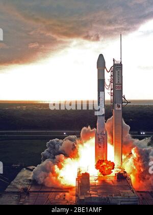 Il Centro Spaziale Kennedy, FLA. -- Che illumina il trampolino di lancio di seguito, un Boeing Delta II (7326) rocket si stagliano nella luce del mattino come lui spinge Deep Space 1 in cielo dopo il decollo da complessi di lancio 17A Cape Canaveral Air Station. Foto Stock