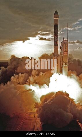 Il Centro Spaziale Kennedy, FLA. -- Un Boeing Delta II (7326) rocket illumina le nubi di gas di scarico al di sotto come lui spinge Deep Space 1 in cielo dopo il decollo da complessi di lancio 17A Cape Canaveral Air Station. Foto Stock