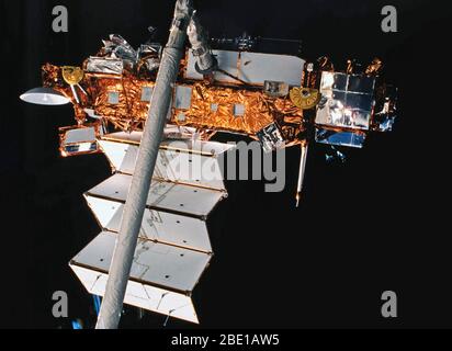 (15 settembre 1991) --- L'atmosfera superiore di ricerca (Satellite UARS), nella presa del manipolatore Remote System (RMS), è stato catturato sulla pellicola mediante una telecamera volti attraverso uno dello Space Shuttle Discovery overhead di windows. Al momento della foto, distribuzione di UARS' solar array pannello era in corso. Foto Stock