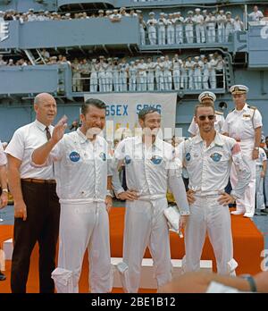 (22 ottobre 1968) --- L' Apollo 7 equipaggio è accolto a bordo della USS Essex, il primo recupero della nave per la missione. Da sinistra a destra, gli astronauti sono Walter M. Schirra Jr., comandante; F. Donn Eisele, il pilota del modulo di comando; e Walter Cunningham, modulo lunare pilota. In sullo sfondo a sinistra è il dottor Donald E. Stullken, NASA Recovery Team Leader dal veicolo spaziale con equipaggio del centro (MSC) lo sbarco e la divisione di recupero. Foto Stock