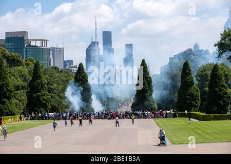 Melbourne, Australia - 26 gennaio 2020: I turisti si riuniscono per guardare il fuoco di cannone sul lungomare del Santuario della memoria il giorno dell'Australia Foto Stock